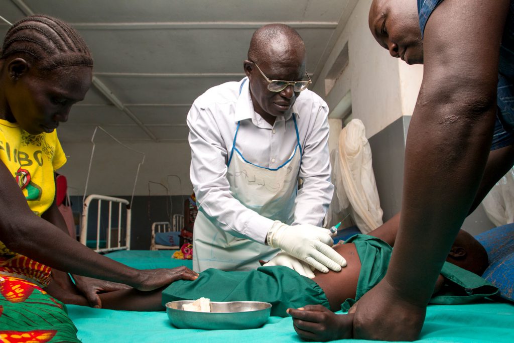 Docteur examination of a child