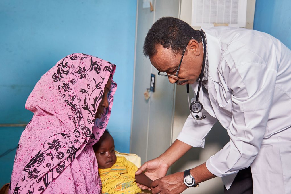 Docteur examinating a young child 